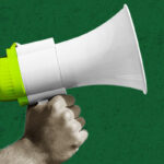 Ungebrochen solidarisch – DGB Tag der Arbeit 2023 (Foto: „protester holding megaphone at demonstration“ von Freepik)