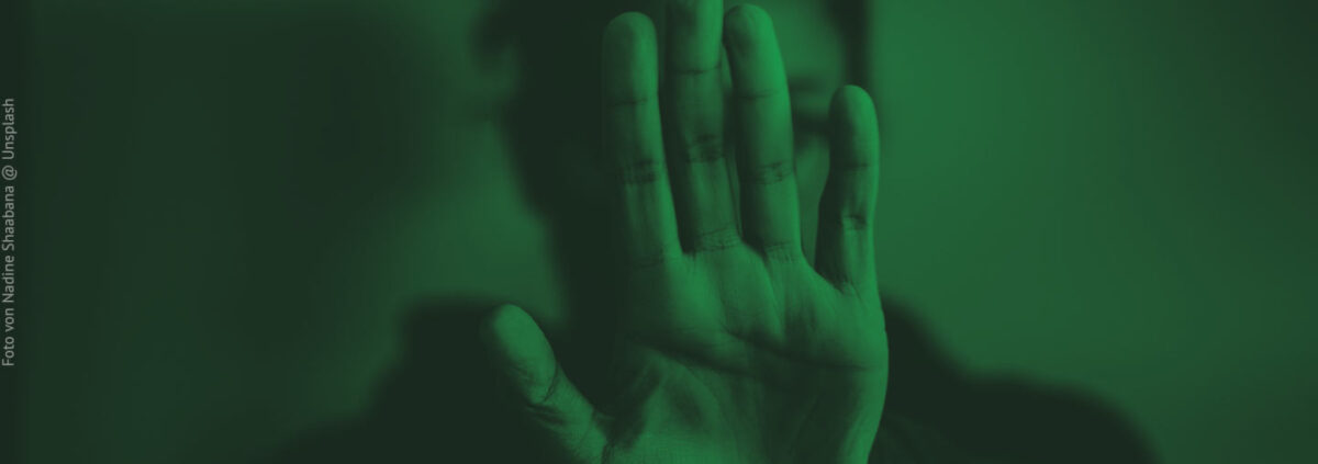 Foto „Nahaufnahme einer Person, die die Hände hebt“ (DRzYMtae-vA) von Nadine Shaabana @ Unsplash