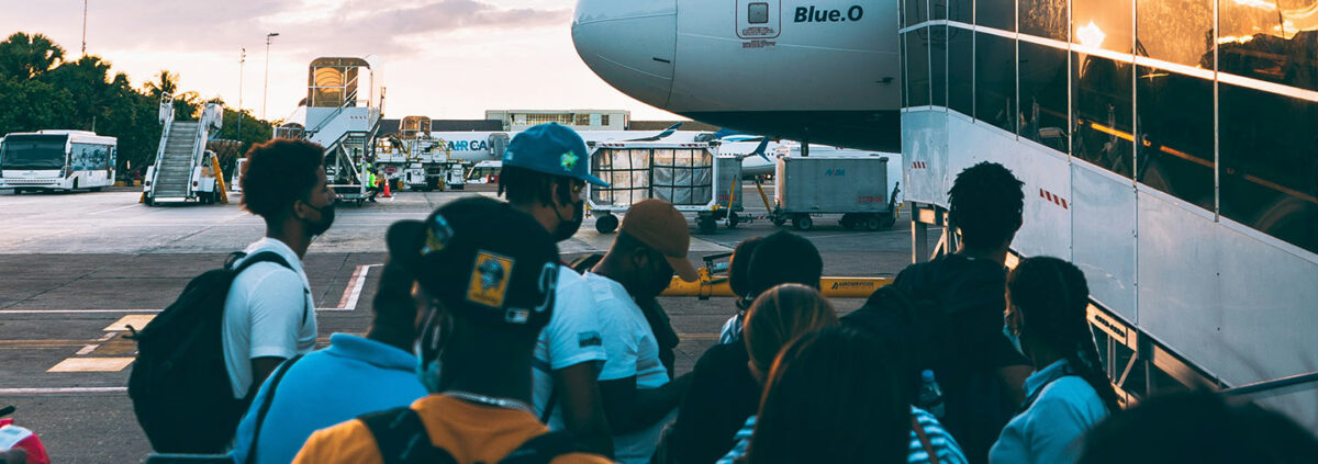 Foto „Gruppe von Menschen, die vor einem Flugzeug stehen“ von stevosdisposable @Unsplash