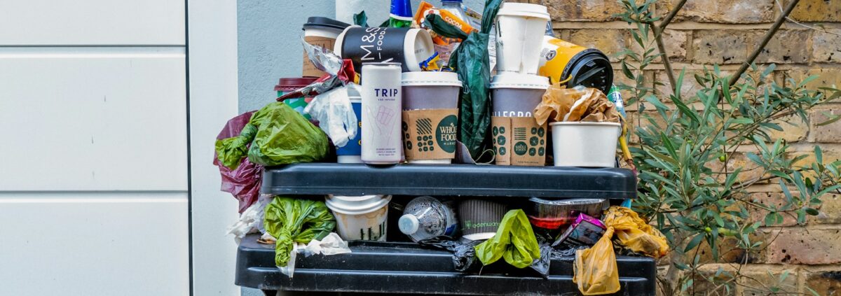 Foto: Foto „black trash bin“ von the blowup @ Unsplash