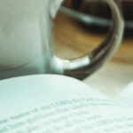 Feministischer Lesekreis (Foto „white ceramic mug...“ von Tetiana Padurets @ Unsplash)