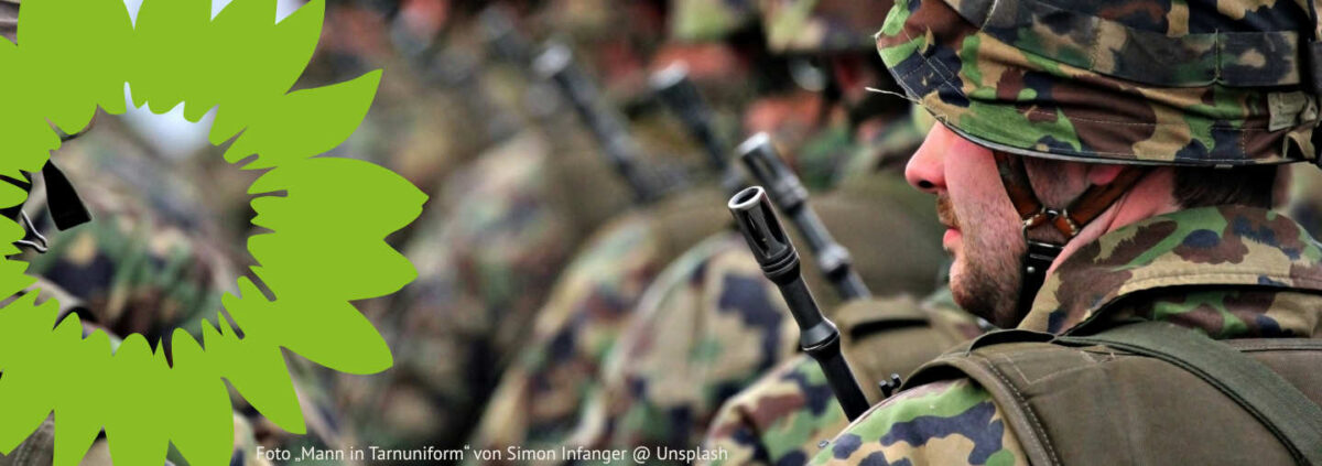 Ist die Wehrpflicht eine zeitgemäße Lösung? (Foto „Mann in Tarnuniform“ von Simon Infanger @ Unsplash)