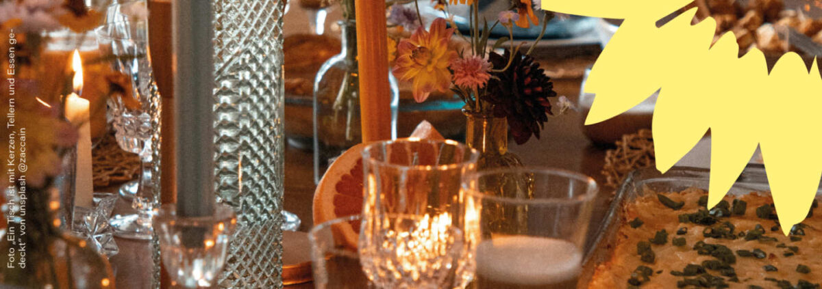 Foto „Ein Tisch mit Kerzen, Tellern und Essen gedeckt“ von Zac Cain @ Unsplash