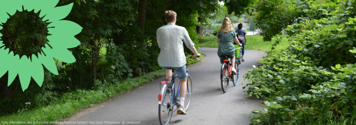 Foto „Menschen, die auf einem Waldweg Fahrrad fahren“ von Joshi Milestoner @ Unsplash
