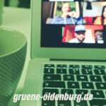 Grünes Forum (Foto „Macbook displaying woman“ von Compare Fibre @ Unsplash)