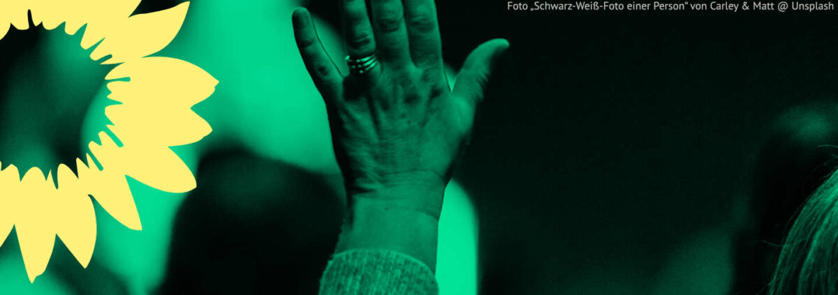 Mitgliederversammlung (Foto „Schwarz-Weiß-Foto einer Person“ von Carley & Matt @ Unsplash)
