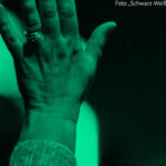 Mitgliederversammlung (Foto „Schwarz-Weiß-Foto einer Person“ von Carley & Matt @ Unsplash)